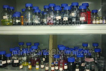 Svítivý neviditelný inkoust značené karty magie